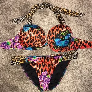 Victoria’s Secret bombshell push-up bikini